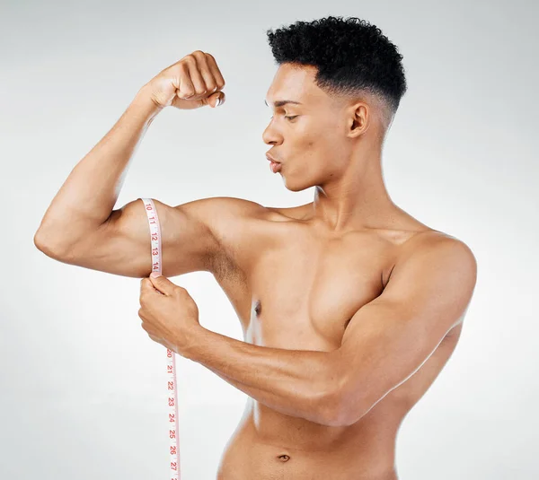 Fitness Biceps Homme Avec Ruban Mesurer Sur Bras Vérifier Croissance — Photo