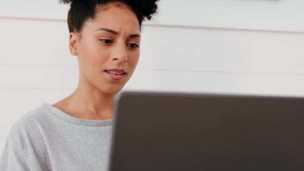 笔记本电脑 与一个在家里做小生意的黑人女企业家混淆和思考 在办公室里用电脑 怀疑和想法解决女员工的工作问题 — 图库视频影像