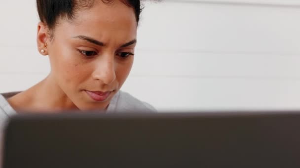 Denken Werken Zwarte Vrouw Laptop Lezen Controleren Beoordelen Social Media — Stockvideo