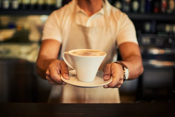 Itt Kávéja Uram Egy Felismerhetetlen Férfi Közelsége Kezében Egy Frissen — Stock Fotó