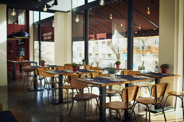Masih Pagi Hari Sebuah Restoran Kosong Diisi Dengan Meja Dan — Stok Foto