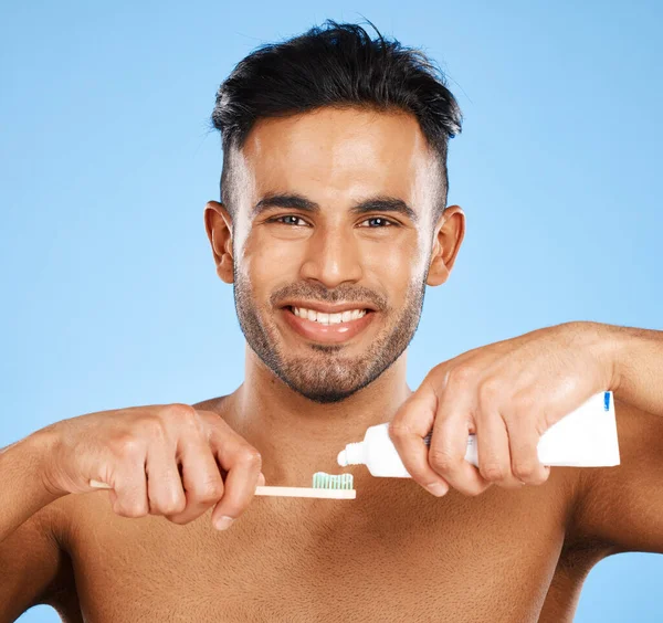牙齿和男人在工作室刷牙 以获得健康 健康和蓝色背景的美容美发 喜欢口腔卫生产品 牙膏和牙模的印度人的肖像 面部和牙齿 — 图库照片