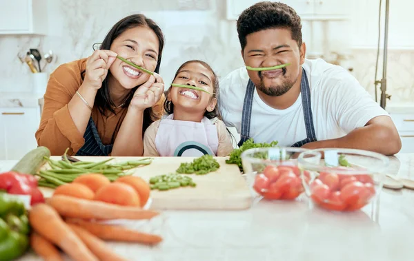 キッチンでの料理 家族や漫画の肖像画は 善と笑顔と一緒に愚かな楽しみのために 幸せな母親 父と家の中の子供の面白い野菜の顔と食品 アジアと結合 — ストック写真