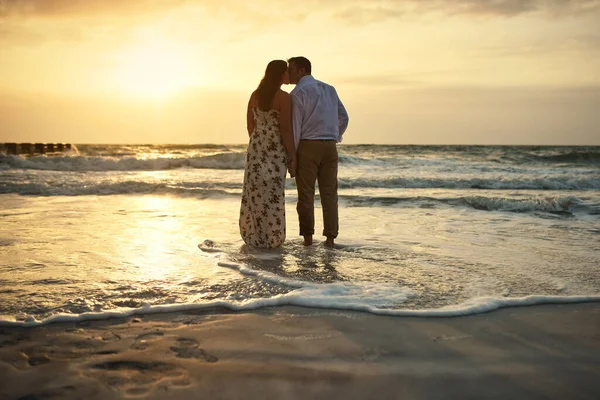瞬間は完璧です ビーチでキスをしながら 愛情のある若いカップルの手を保持のレビューショット — ストック写真