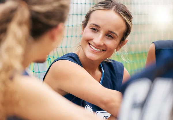 ワークアウトの休憩 トレーニングの練習やネットボールゲーム 試合や競争のフィットネスコートで女性 友人や結合 チームビルディングでの幸せな笑顔 スポーツ選手の学生や勝者戦略計画 — ストック写真