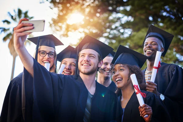 Quero Incriminar Este Grupo Estudantes Universitários Tirar Uma Selfie Dia — Fotografia de Stock