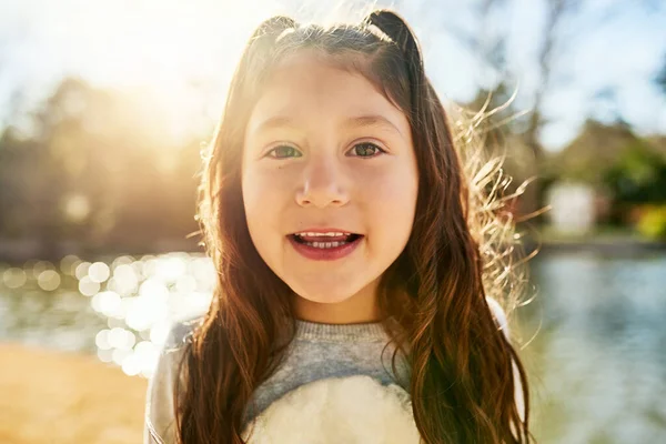 Περνάω Καλά Στον Ήλιο Πορτρέτο Ενός Αξιολάτρευτου Μικρού Κοριτσιού Δίπλα — Φωτογραφία Αρχείου