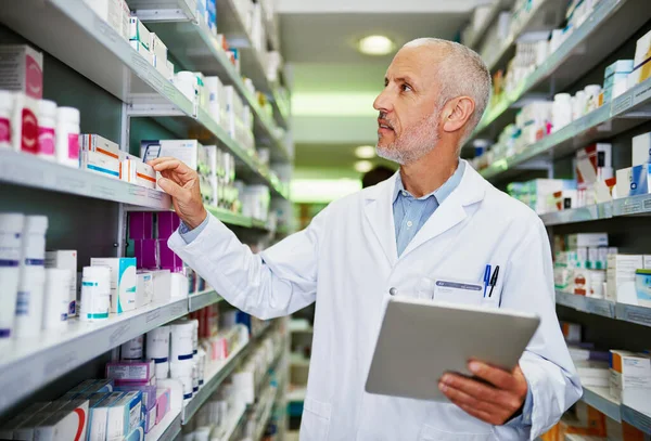 Using Latest Must Have Mobile Apps Pharmacy Management Mature Pharmacist — Stock Photo, Image