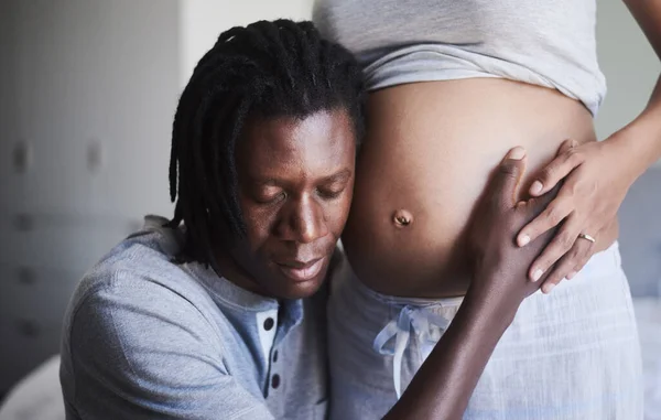 Prometo Ser Mejor Padre Hombre Escuchando Sus Esposas Vientre Embarazada —  Fotos de Stock