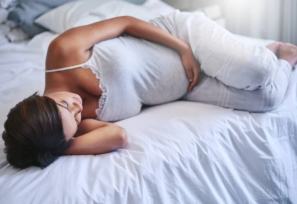 怀孕确实会影响你的精力 躺在床上的孕妇 — 图库照片