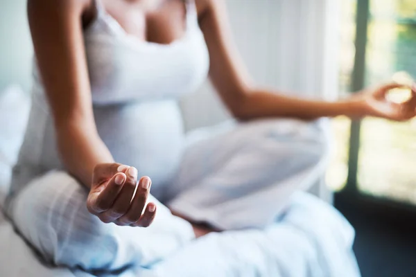 Оба Состоянии Мира Спокойствия Неузнаваемая Беременная Женщина Практикующая Йогу Своей — стоковое фото