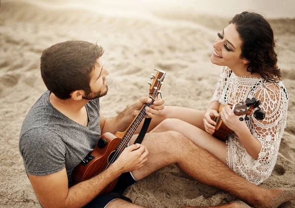 Musik Kärlekens Språk Ett Ungt Par Spelar Ukuleles Stranden — Stockfoto