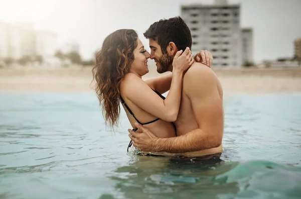 让海滩洗净那些初次约会的紧张 一对深情的夫妇在水里呆了一段时间 — 图库照片