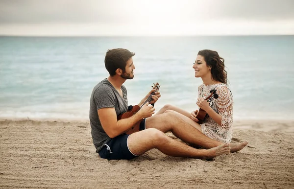 Tworzymy Razem Piękną Muzykę Młoda Para Grająca Ukulele Plaży — Zdjęcie stockowe