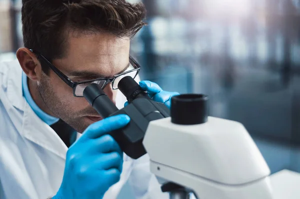 Regarde Près Jeune Scientifique Masculin Travaillant Dans Laboratoire Avec Microscope — Photo