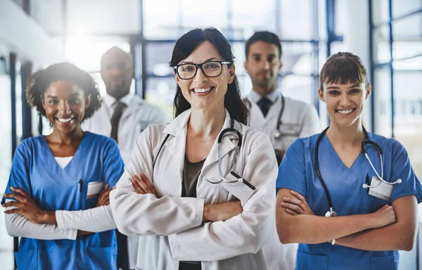 你的健康得到了保障 在医院里站在一起的一组医生的画像 — 图库照片