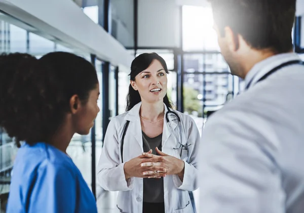 Conversa Pré Procedimento Uma Equipe Médicos Tendo Uma Discussão Hospital — Fotografia de Stock