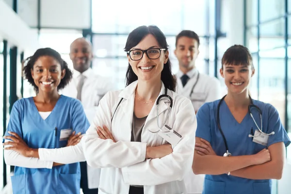 私たちは最善を尽くすたびに 病院に立っている多様な医師のチームの肖像 — ストック写真