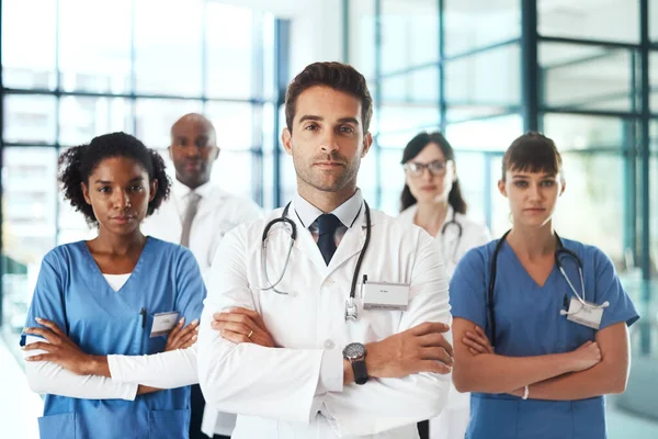 Nepřestaneme Dokud Neuzdravíš Portrét Různorodého Týmu Lékařů Stojících Společně Nemocnici — Stock fotografie