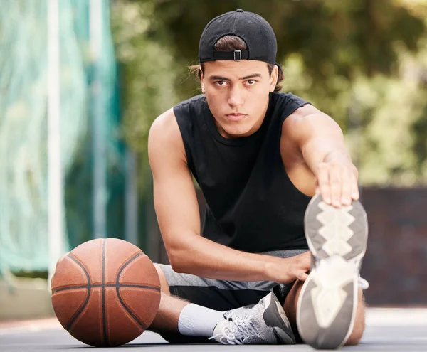篮球和人伸展腿以获得灵活性 健康或机动性 篮球场上的运动 健身和篮球运动员 准备接受训练 锻炼或锻炼 比赛或比赛 — 图库照片