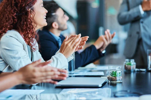 Ukončení Další Úspěšné Schůzky Skupina Podnikatelů Tleskající Během Setkání Kanceláři — Stock fotografie