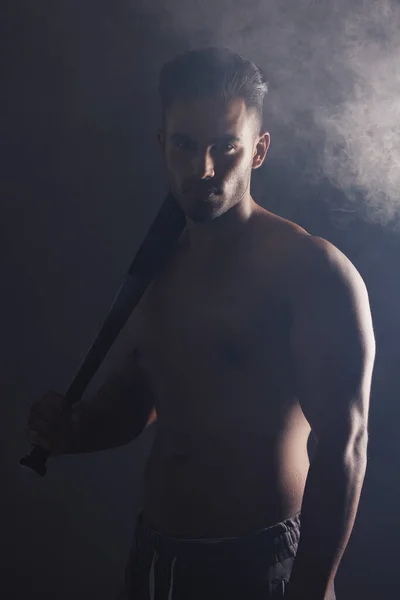 Honkbalknuppel Fitness Man Klaar Voor Een Wedstrijd Een Zwarte Studio — Stockfoto