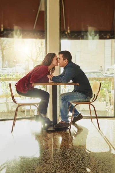 키스는 아무도 기다리지 커피숍에서 낭만적 데이트를 — 스톡 사진
