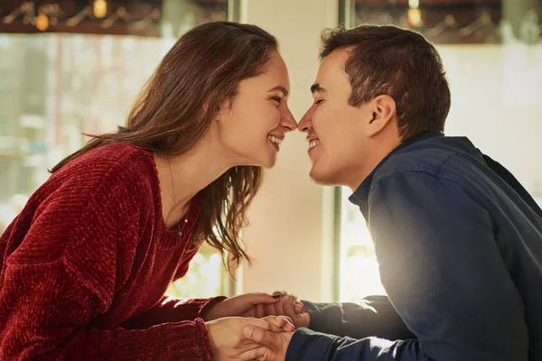 第一次约会时的初吻在咖啡店举行浪漫约会的男女青年 — 图库照片