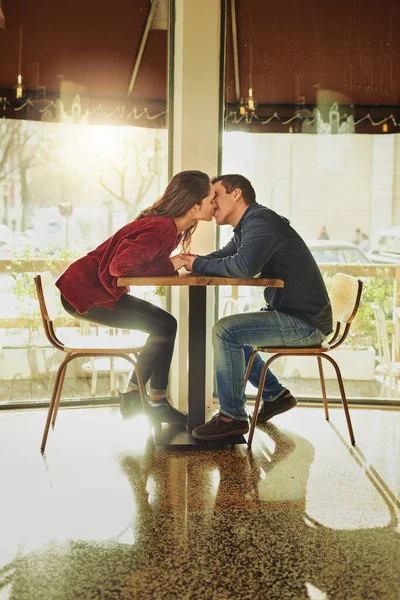 사이에는 탁자도 것이다 커피숍에서 낭만적 데이트를 — 스톡 사진