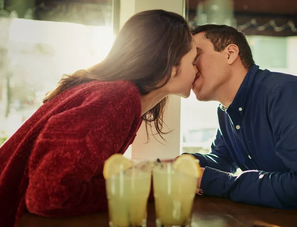 生命中最美好的时刻是用爱创造的 在咖啡店举行浪漫约会的男女青年 — 图库照片