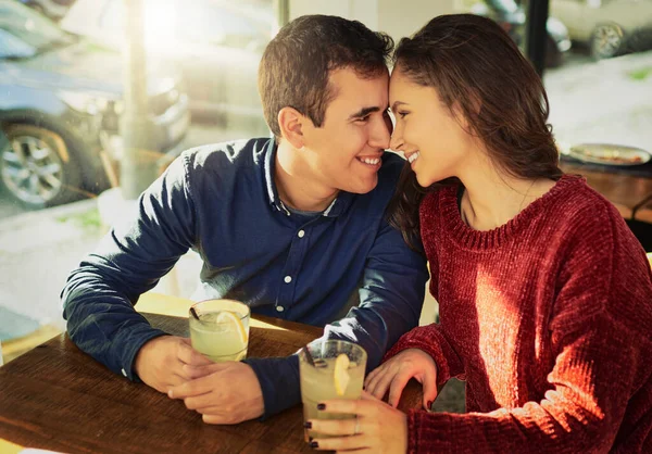 この瞬間を終わらせたくない 喫茶店でロマンチックなデートをしている若い男女が — ストック写真