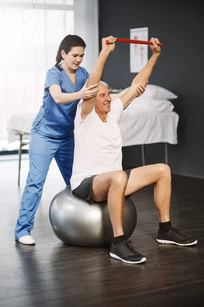 Reabilitação Faz Maravilhas Tiro Comprimento Total Uma Jovem Fisioterapeuta Sexo — Fotografia de Stock