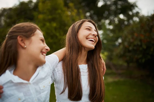 Spaß Park Zwei Junge Schwestern Genießen Ihre Gemeinsame Zeit Park — Stockfoto