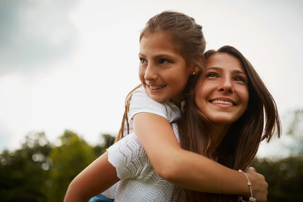 Сестри Щоб Підтримувати Один Одного Молода Дівчина Дає Молодшій Сестрі — стокове фото
