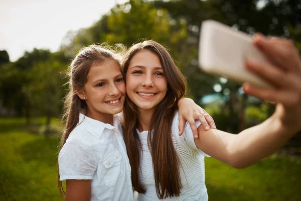 Sorelle Selfie Due Giovani Sorelle Che Fanno Selfie Nel Parco — Foto Stock