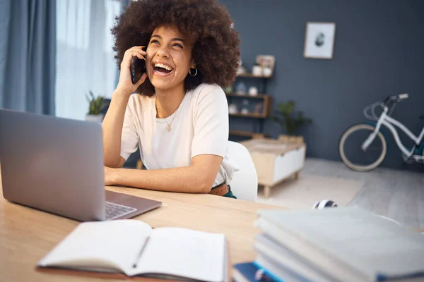 Γελώντας Μαύρη Γυναίκα Τηλεφωνική Κλήση Laptop Στο Γραφείο Στο Σπίτι — Φωτογραφία Αρχείου