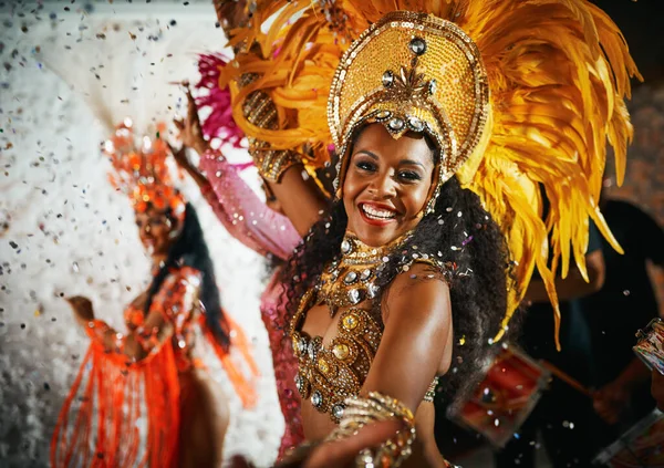 Jag Känner Rytmen Beskuren Porträtt Vacker Samba Dansare Som Uppträder — Stockfoto