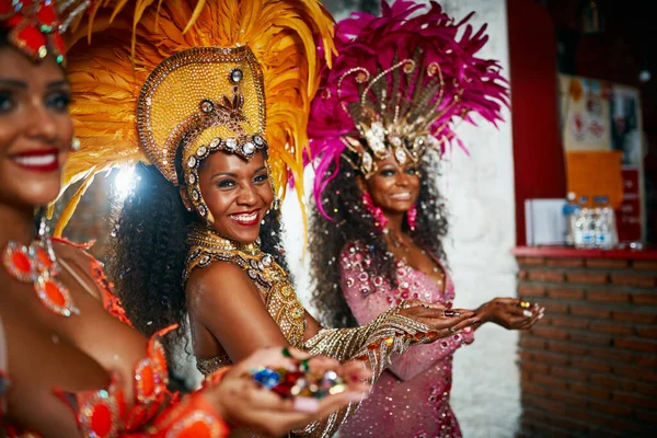 Umíme Hýbat Vystřižený Portrét Tří Krásných Tanečnic Samby Vystupujících Karnevalu — Stock fotografie