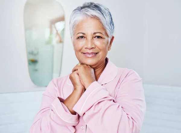 Nyugdíjasként Csak Akkor Kezdődik Életed Portré Egy Vidám Érett Nőről — Stock Fotó