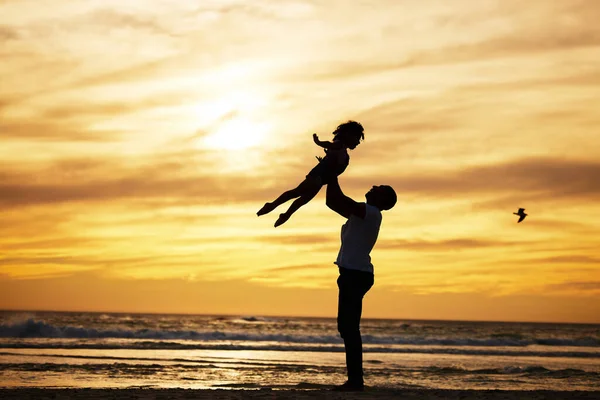Západ Slunce Silueta Otec Dítětem Pláži Láskou Péčí Letní Dovolenou — Stock fotografie