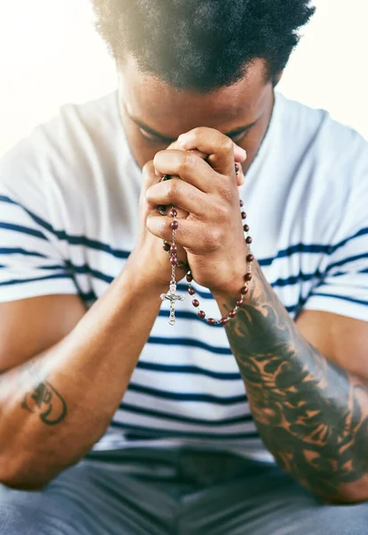 信仰がこれを通してあなたを得るでしょう お祈りをしながらロザリオを持った若い男が — ストック写真