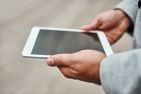 Teknoloji Onu Her Zaman Bilgilendirir Dijital Tablet Kullanan Tanınmayan Bir — Stok fotoğraf