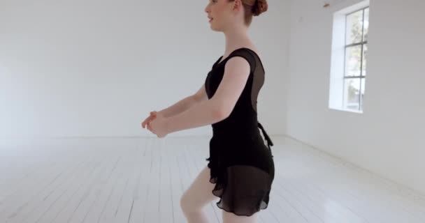 Ballerino Allenamento Studio Esibirsi Fare Allenamento Girare Giovane Donna Artista — Video Stock