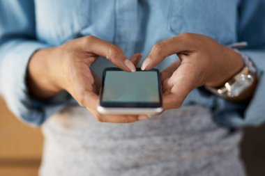 Söyleyeceği çok şey var. Ofiste cep telefonu kullanan tanınmayan bir iş kadınının yakın plan fotoğrafı.