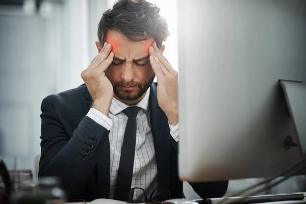 Ból Głowy Mnie Wykańcza Młody Biznesmen Cierpiący Ból Głowy Podczas — Zdjęcie stockowe