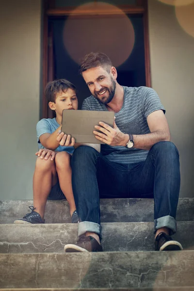 Moi Chłopcy Gotowi Pierwszą Tabletkę Ojciec Syn Używający Tabletu Cyfrowego — Zdjęcie stockowe