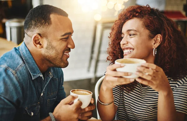 의사소통은 그들의 관계에서 부분을 정겨운 부부가 커피숍에서 데이트를 즐기고 — 스톡 사진