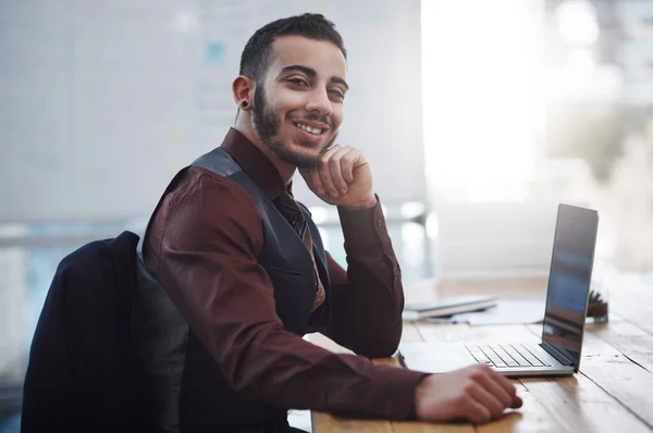 Się Nazywa Uśmiech Sukcesu Portret Młodego Biznesmena Pracującego Laptopie Biurze — Zdjęcie stockowe