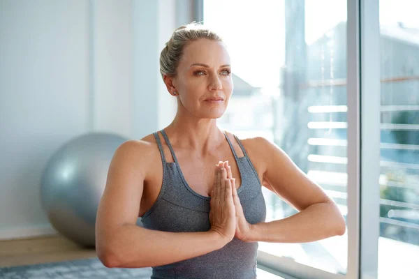 Meditación Está Centro Entrenamiento Una Atractiva Mujer Madura Meditando Casa — Foto de Stock