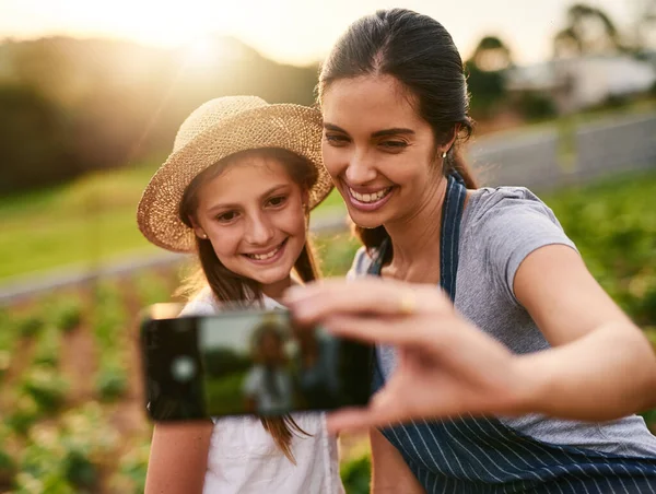 Χαμογέλα Μια Ελκυστική Νεαρή Γυναίκα Και Κόρη Της Βγάζουν Selfies — Φωτογραφία Αρχείου